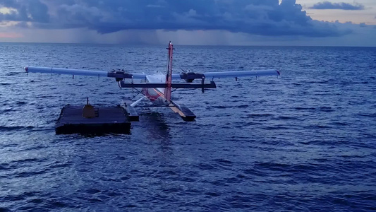 阳光明媚的美丽的海湾海滩探险纹理由海平面蓝海进行白沙视频