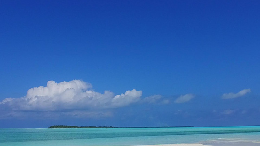 沙巴附近浅沙背景明亮的蓝海海上海湾海滩之行清空风景视频