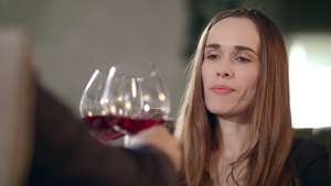 在餐馆里一个女人和一个男人碰杯喝红酒的女人20秒视频