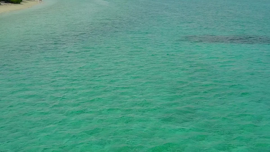 天堂海岸线海滩度假的夏日天空蓝色海洋和礁石附近的白色视频