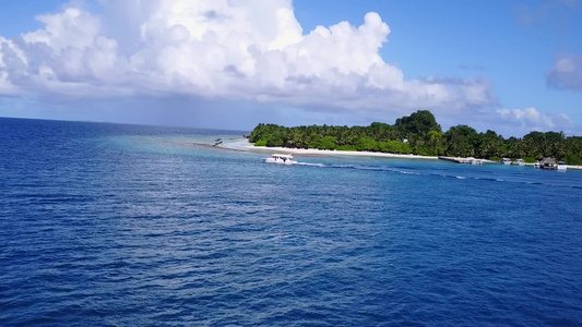 珊瑚礁附近白沙背景的蓝水完美海岸海滩之旅的浪漫之旅视频