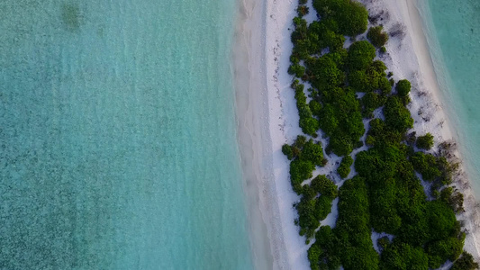 日落前有白色沙滩背景的蓝色环礁湖出海旅行在日落前进行视频
