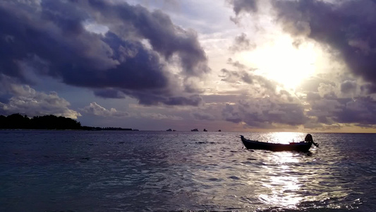 沿蓝色绿海旅行在海浪附近有清洁沙土背景的蓝绿色海滨视频