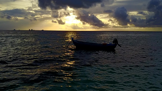 蓝色绿色环礁湖和靠近珊瑚礁的白色沙滩背景旅游海滩之视频