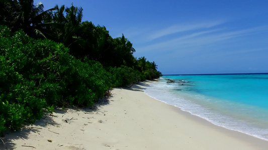 豪华岛屿海滩的宽角天空由绿绿海和沙巴附近白沙滩背景视频