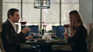 男人和女在餐厅吃晚饭时喝红酒在餐厅吃晚饭22秒视频