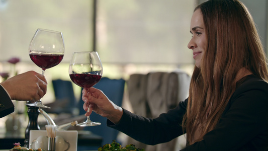 有魅力的女人在餐厅里喝着红酒的女子[风味餐厅]视频