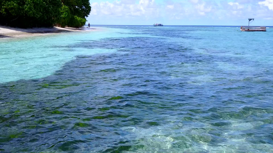 白沙背景的蓝海在海浪附近游过海滩度假其白色沙子背景视频