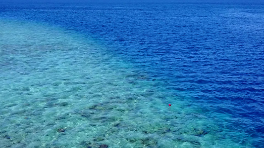 蓝绿色海和接近冲浪的白色沙滩背景对海洋湾海滩生活方式视频