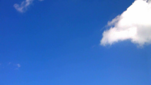 延时晴朗天空云和蓝天空30秒视频