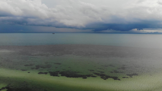 风雨如磐的天空和不寻常的白色沙滩海岸在晴朗的日子里视频