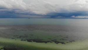 风雨如磐的天空和不寻常的白色沙滩海岸在晴朗的日子里14秒视频