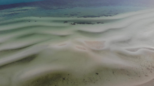 风雨如磐的天空和不寻常的白色沙滩海岸在晴朗的日子里视频