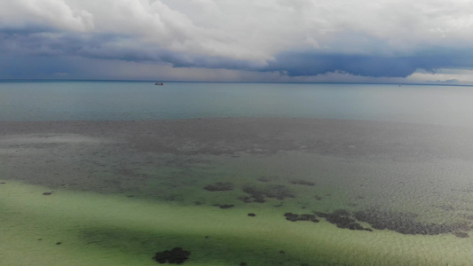 风雨如磐的天空和不寻常的白色沙滩海岸在晴朗的日子里视频