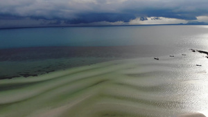 风雨如磐的天空和不寻常的白色沙滩海岸在晴朗的日子里19秒视频