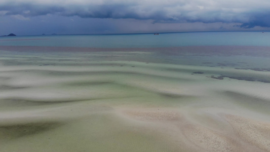 风雨如磐的天空和不寻常的白色沙滩海岸在晴朗的日子里视频