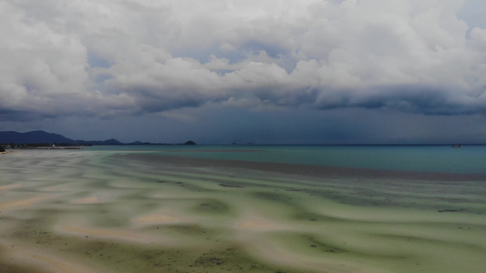 风雨如磐的天空和不寻常的白色沙滩海岸在晴朗的日子里视频