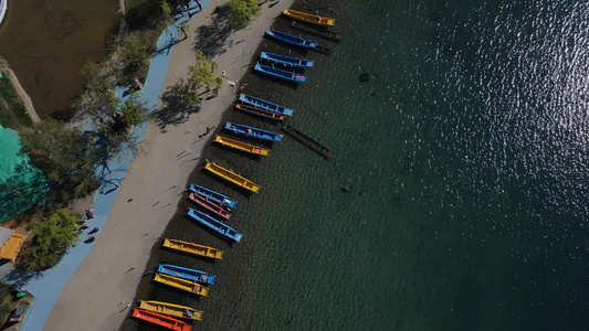 4k泸沽湖岸边停泊的猪槽船航拍[河心]视频