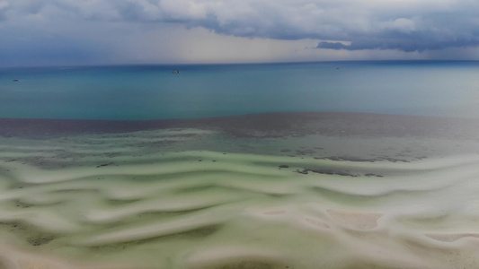 风雨如磐的天空和不寻常的白色沙滩海岸在晴朗的日子里视频