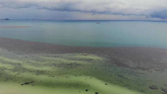 风雨如磐的天空和不寻常的白色沙滩海岸在晴朗的日子里视频