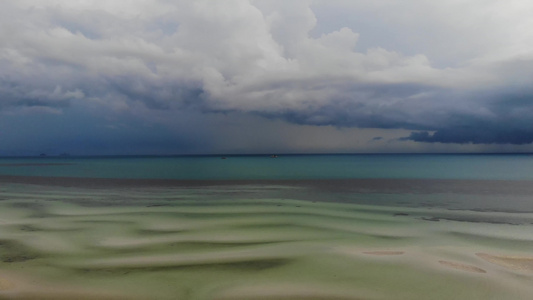 风雨如磐的天空和不寻常的白色沙滩海岸在晴朗的日子里视频