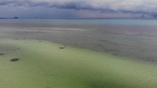 风雨如磐的天空和不寻常的白色沙滩海岸在晴朗的日子里视频