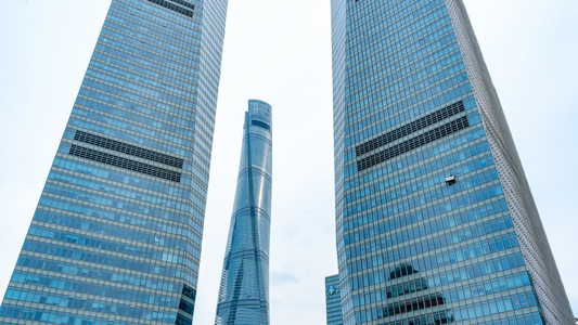 8K移动延时上海中心大厦耸立云端视频