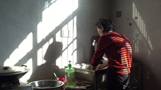 阳光光晕下厨房一个人在洗碗视频