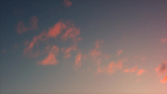 延时粉红色云朵和蓝天视频