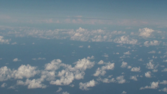 蓝色的天空在海面上飘云视频