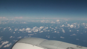 飞机内蓝天的白云14秒视频