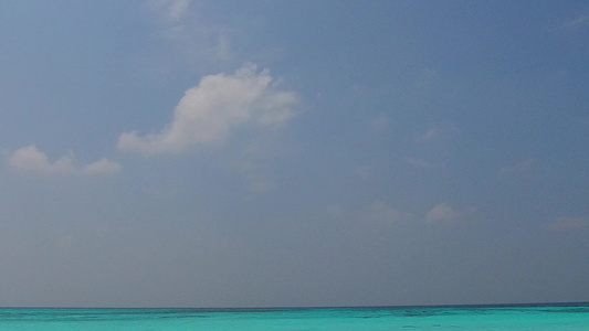 水蓝色海洋和冲浪附近的白色沙滩背景的宁静旅游海滩时间视频