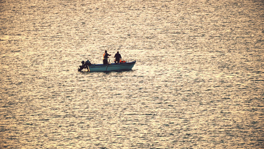日出时一艘小船在海上航行视频
