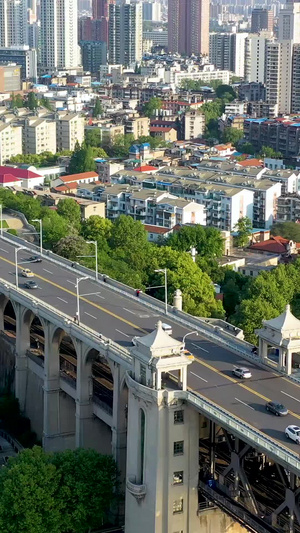 航拍武汉长江大桥桥头堡和桥上交通机动车26秒视频