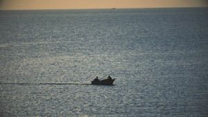 日出时一艘小船在海上航行23秒视频