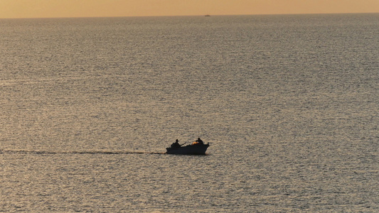日出时一艘小船在海上航行视频