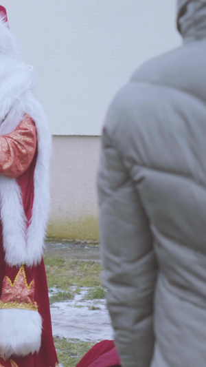 欧洲圣诞节圣诞老人和雪女为儿童祈福【该视频无肖像权，请勿商用】6秒视频