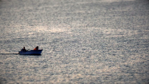 日出时一艘小船在海上航行29秒视频