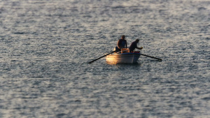 日出时一艘小船在海上航行26秒视频