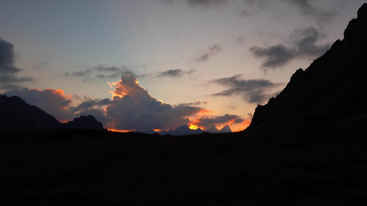 夕阳落日日照金山唯美景色视频