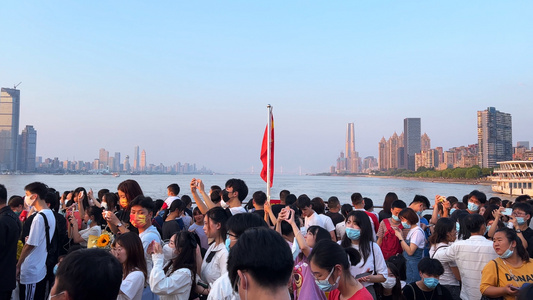 城市节日气氛长江轮渡上拥挤的游客人群4k素材视频