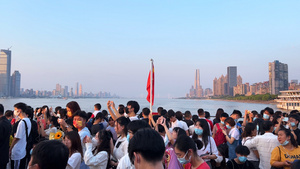 城市节日气氛长江轮渡上拥挤的游客人群4k素材55秒视频