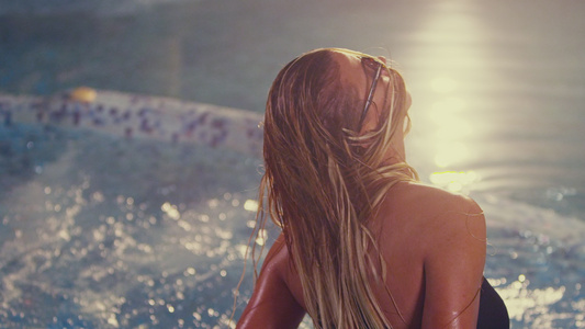 游泳池的性感女人棕色孩摇湿头发泳池派对视频