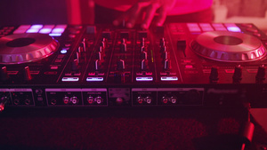 DJ控制音乐控制台DJ手混合音乐音乐播放器和转盘31秒视频