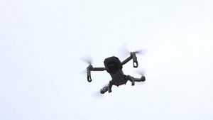 无人驾驶飞机在空中飞行16秒视频