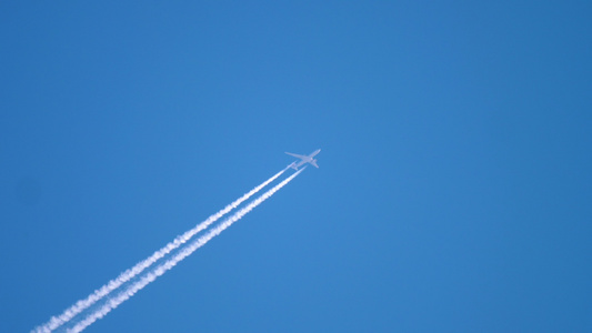 高空飞翔的飞机视频