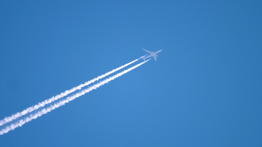 高空飞翔的飞机视频