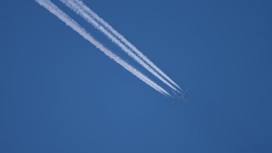 高空飞翔的飞机视频