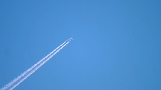 高空飞翔的飞机视频