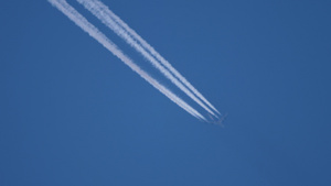 高空飞翔的飞机8秒视频